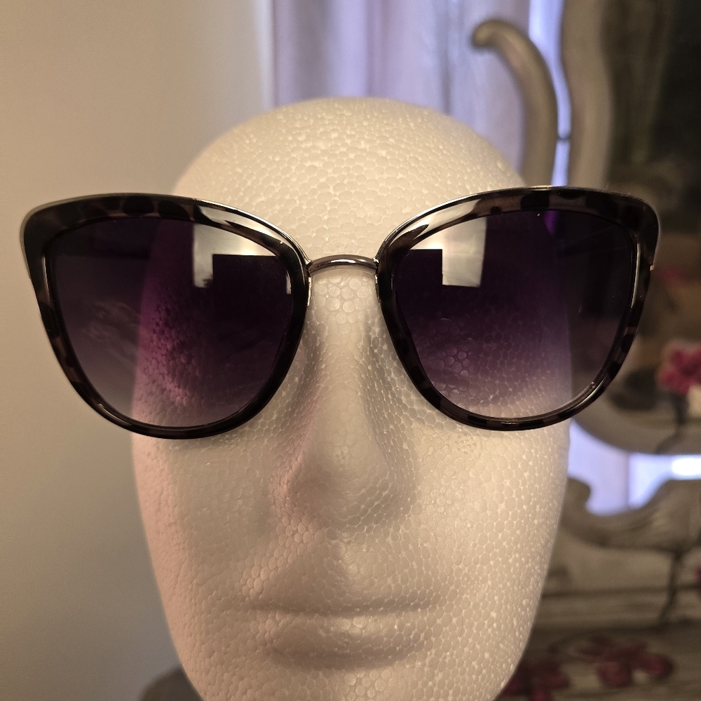 Laundry by Shelli Segal Sunglasses. EUC